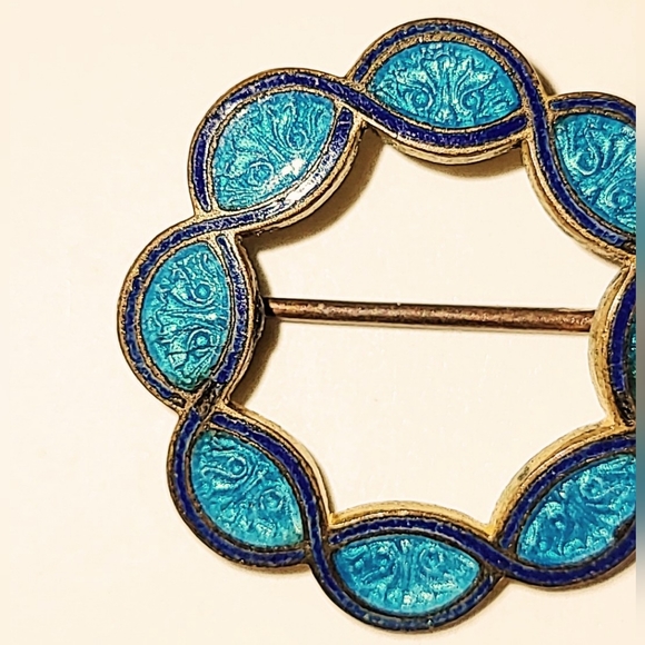ANTIQUE GUILLOCHE ENAMEL BROOCH TURQUOISE & NAVY BLUE on BRASS - Picture 4 of 9